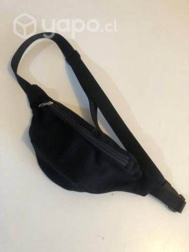 Banano negro con forro riñonera un bolsillo