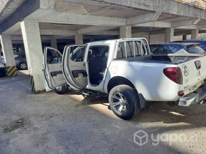 Mitsubishi l200 2013