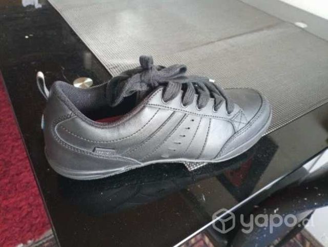 Zapatos de colegio nuevos en su caja.