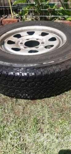 Neumatico repuesto completo casi nuevo para terran