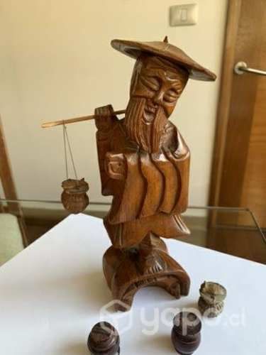 Escultura antigua en madera de un asiático