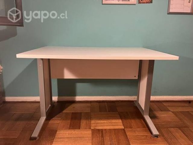 Escritorio blanco amplio