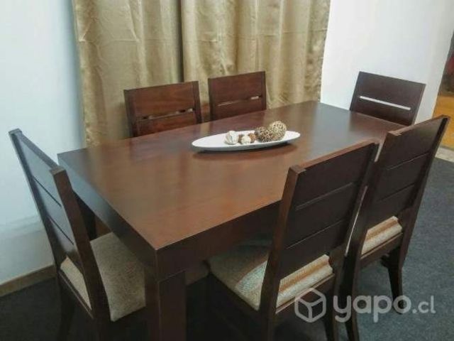 Mesa grande y firme de madera café