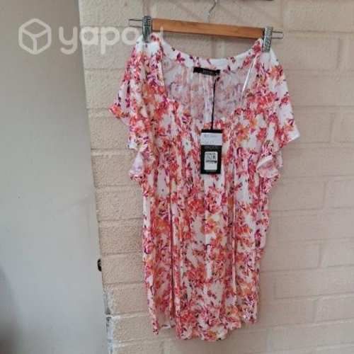 Blusa floreada de moda