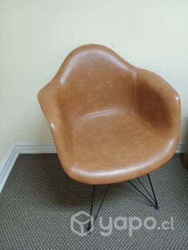 2 sitiales eco cuero Attimo y mesa lateral madera