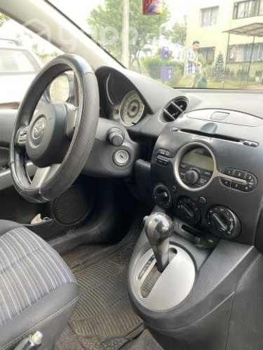 Única Mazda 2 2011 AT, 120,000 km