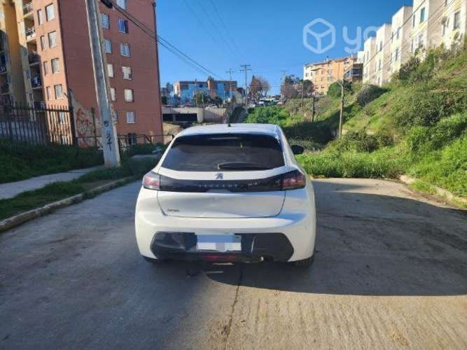 PEUGEOT 208, año 2021