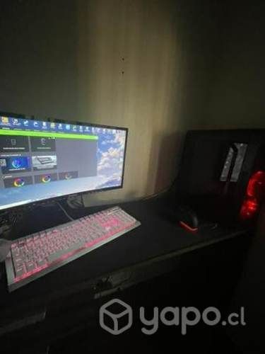 Pc gamer con periféricos