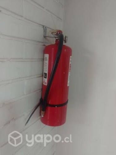 Dos extintores uno vacío el otro cargado de 10 kil