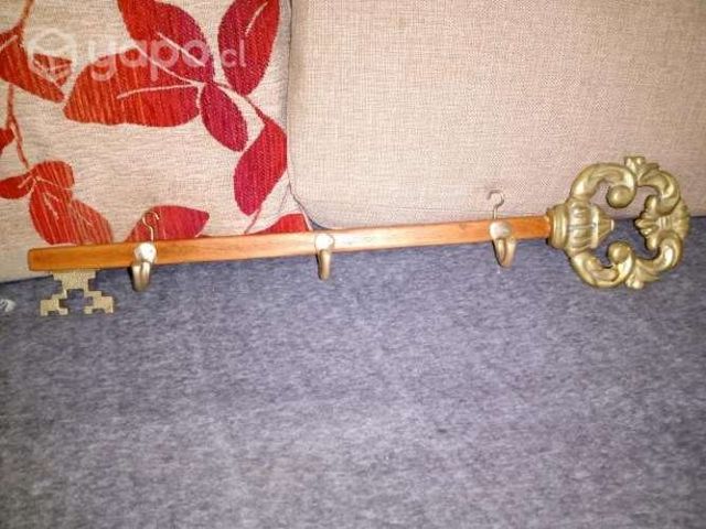 Antiguo perchero mide 64 cms de largo, bronce y ra