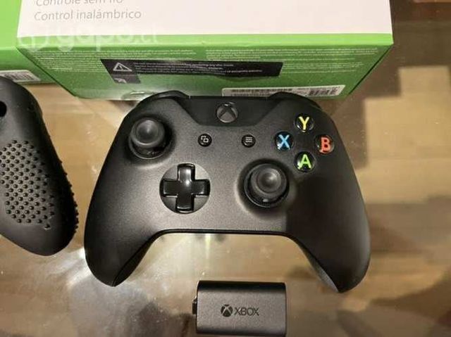 Control Xbox negro + Kit Play & Charge con cajas