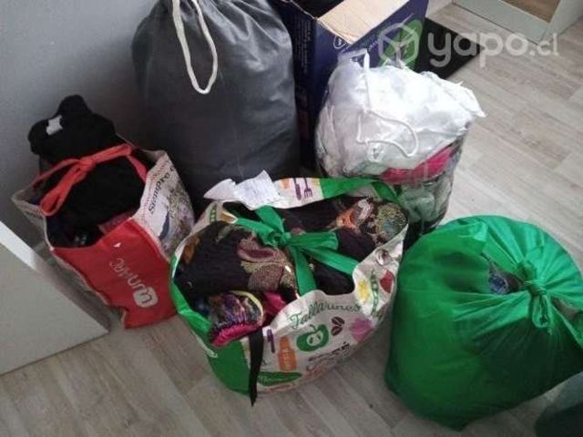 Bolsas con ropa de mujer