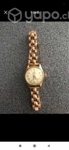 Reloj antiguo a cuerda funcionando