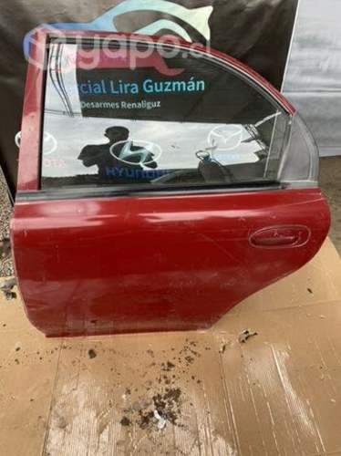 Puerta trasera izquierda kia sephia