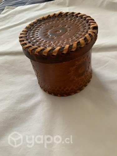 Caja o joyero artesanal de cuero repujado a mano