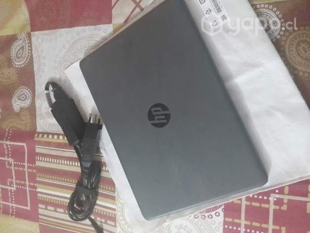 Notebook con su cargador