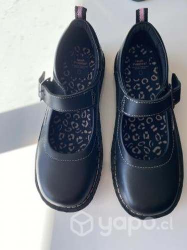Zapatos Hush Puppies de colegio, niña. Una postura