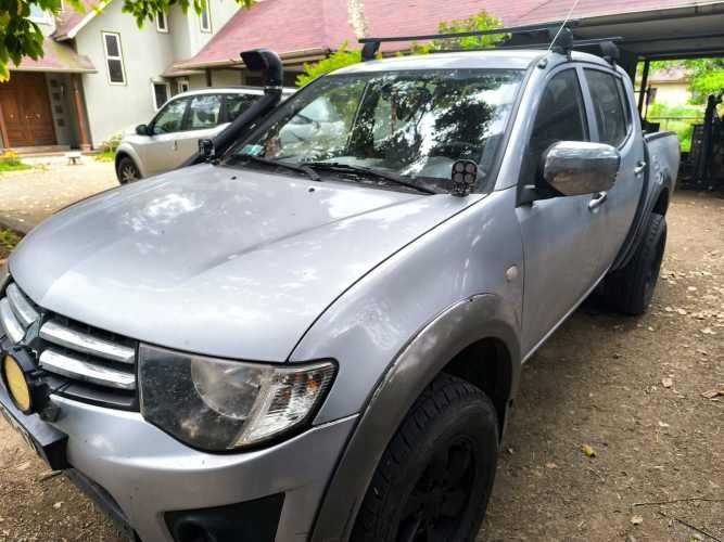 Mitsubishi l200 2012