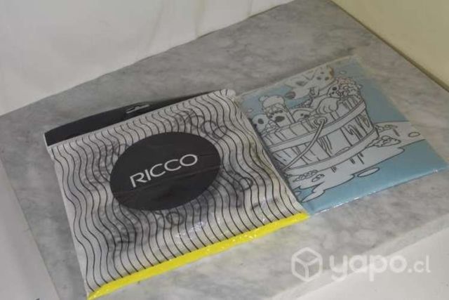 Una capa para niño y una capa para adulto