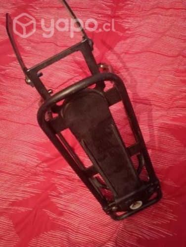 Caña de pescar y parrilla de bicicleta