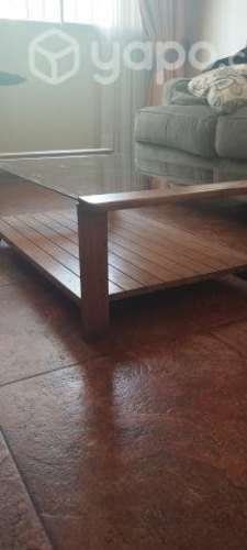 Mesa de centro de madera y cubierta de vidrio