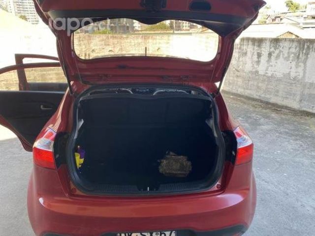 Automovil Kia excelente estado