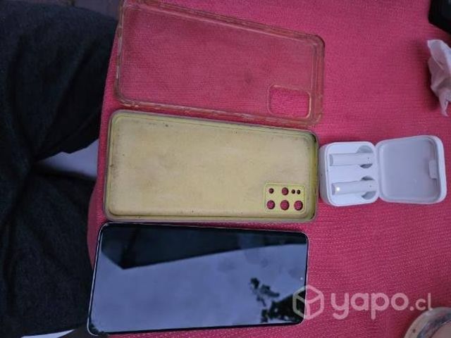 Samsung s20 plus +, con carcasas y audífonos