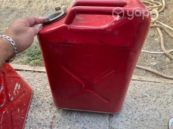 Dos bidones de combustible, panguipulli