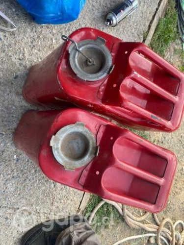 Dos bidones de combustible, panguipulli