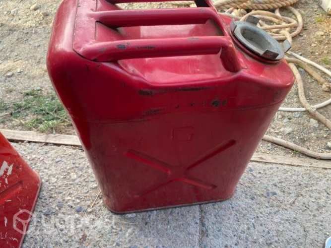 Dos bidones de combustible, panguipulli