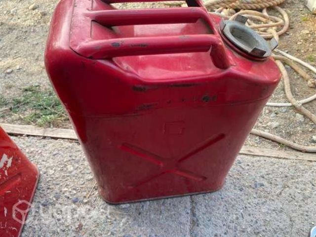 Dos bidones de combustible, panguipulli