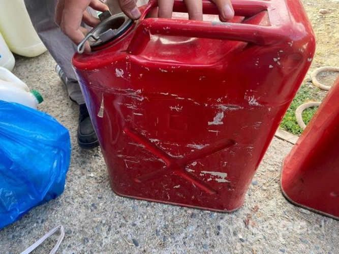 Dos bidones de combustible, panguipulli