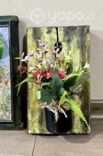 Cuadro decorativo artesanal con fondo amarillo