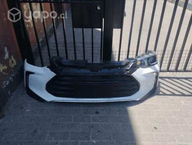 Parachoque y optico Chevrolet tracker 2022