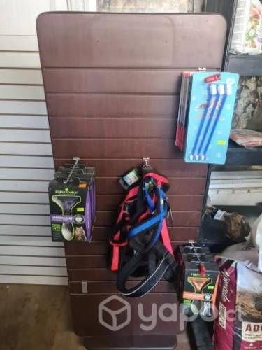 Muebel con repisa de vidrio