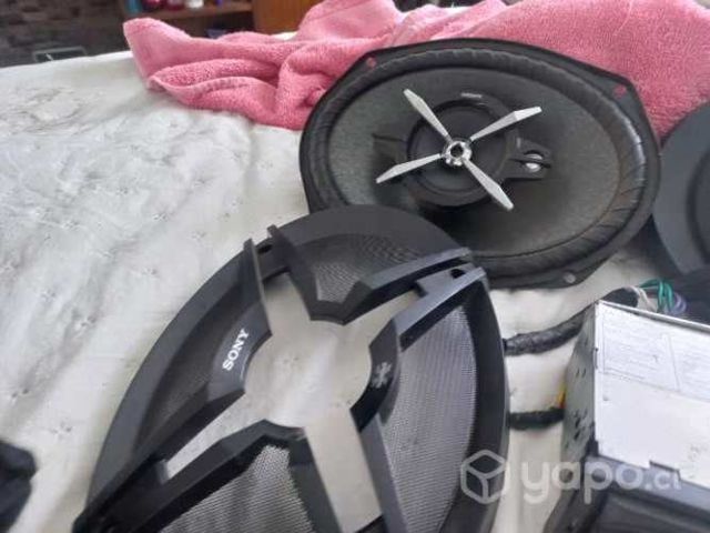 parlantes y radio en buen estado
