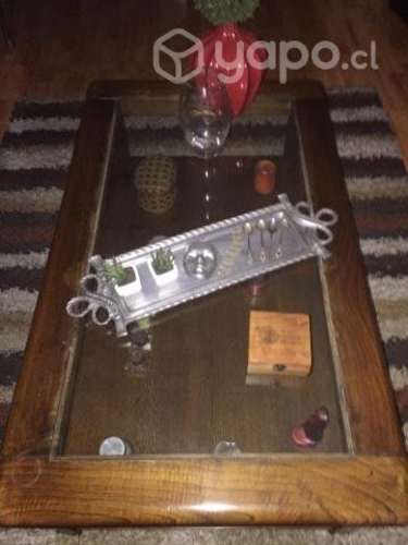 Mesa de madera con cubierta de vidrio