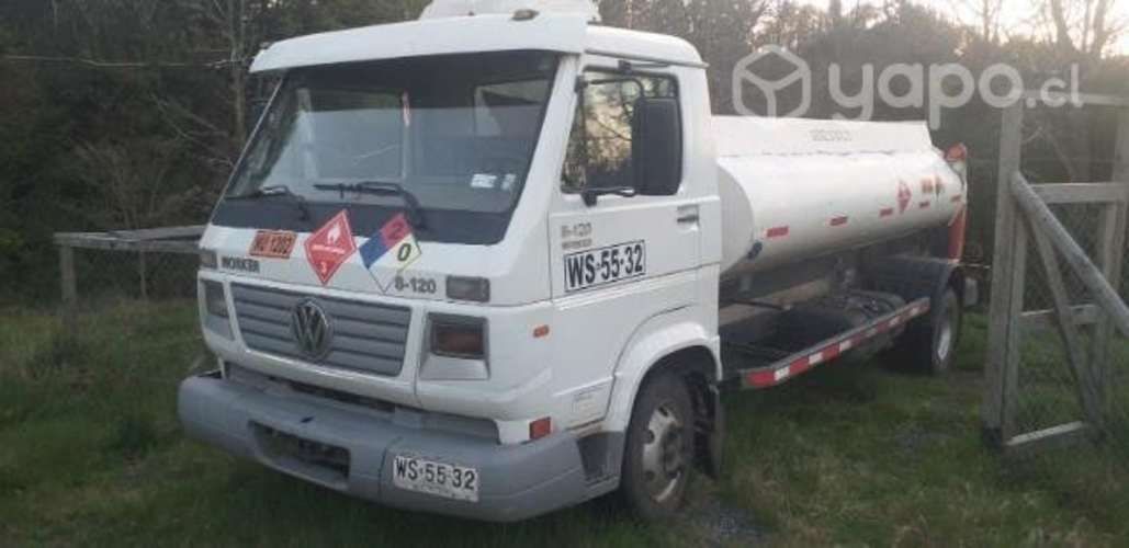 Camión con estanque para combustible Diésel.