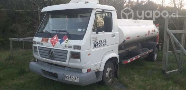 Camión con estanque para combustible Diésel.