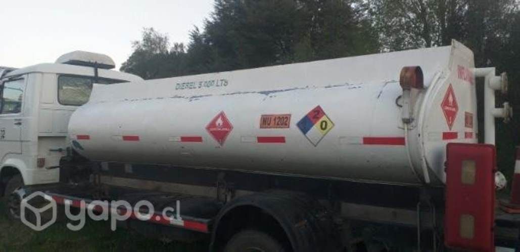 Camión con estanque para combustible Diésel.