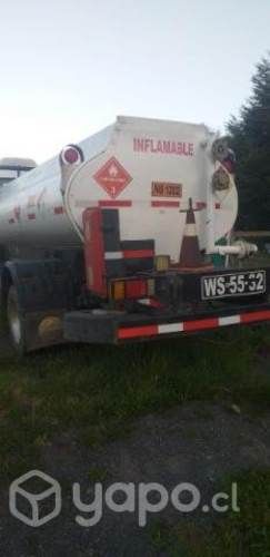 Camión con estanque para combustible Diésel.