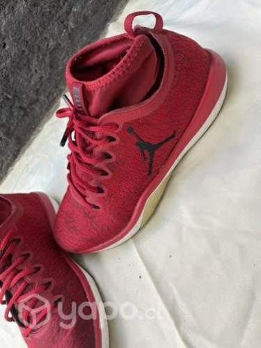 Zapatillas Jordan color rojo