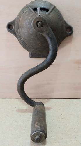 Antiguo molinillo de cafe con montaje para pared