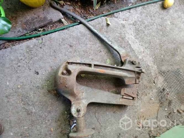 Antigua guillotina falta la hoja que corta