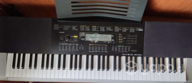 Casio WK 240 + Atril + Pedal sustain