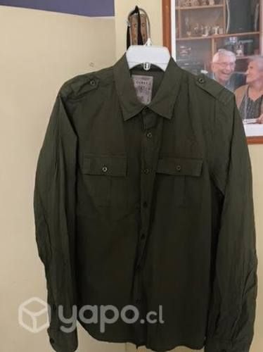 Camisas informales, chalecos, polerones y poleras