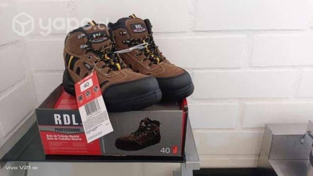 Zapatos de seguridad sin uso con caja y etiqueta