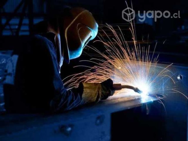 Mestro soldador e instalador en terreno