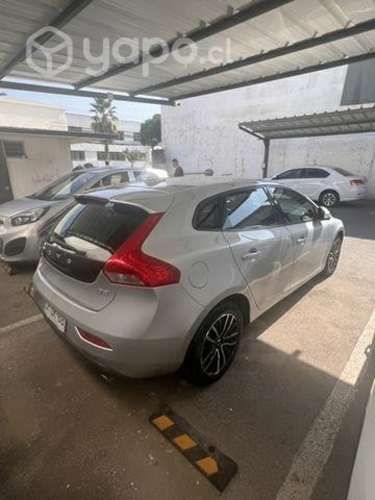Volvo auto v40 2019