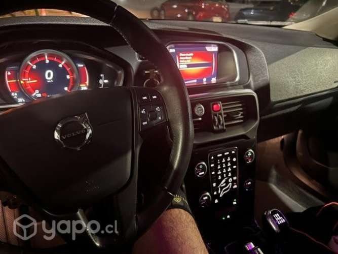 Volvo auto v40 2019